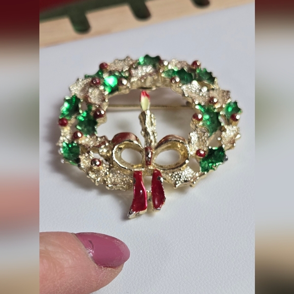 VINTAGE GERRY'S SIGNED GOLD TONE ENAMEL CHRISTMAS WREATH PIN BROOCH - Picture 14 of 16